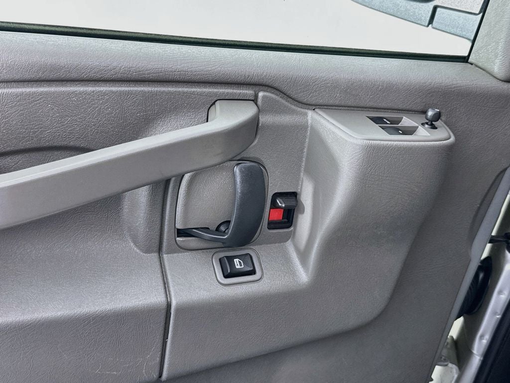 2023 Chevrolet Express Passenger 3500 1LS