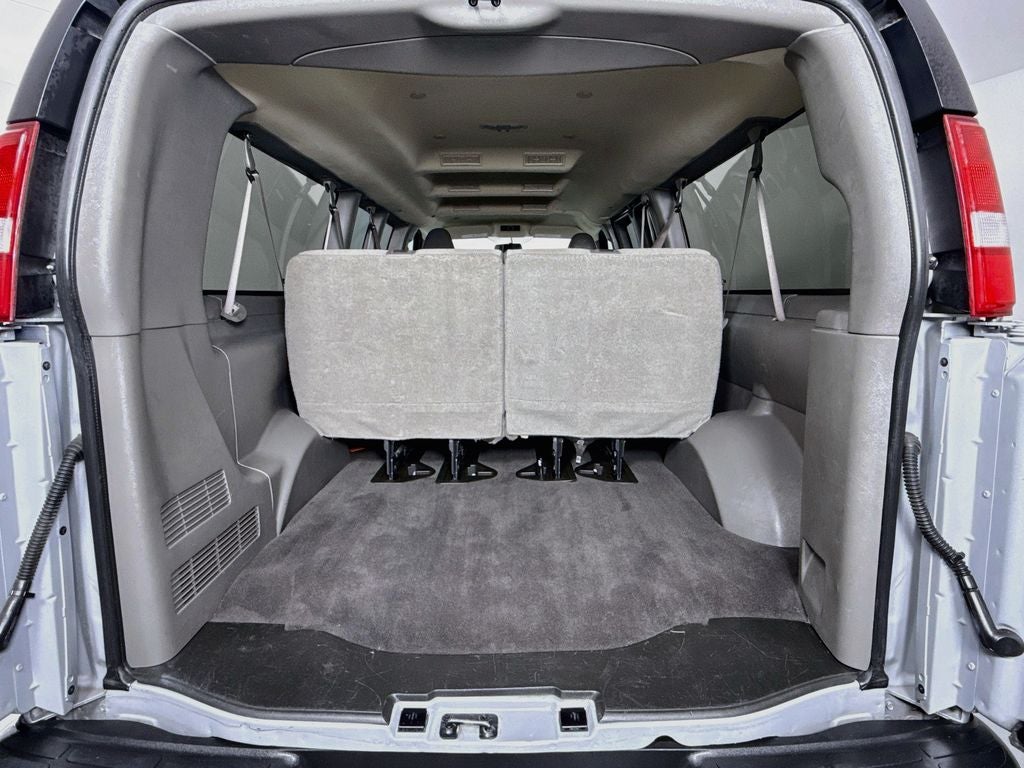 2023 Chevrolet Express Passenger 3500 1LS