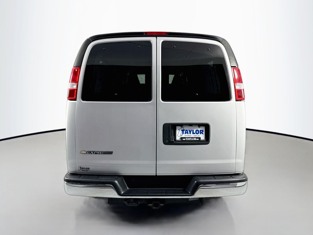 2023 Chevrolet Express Passenger 3500 1LS