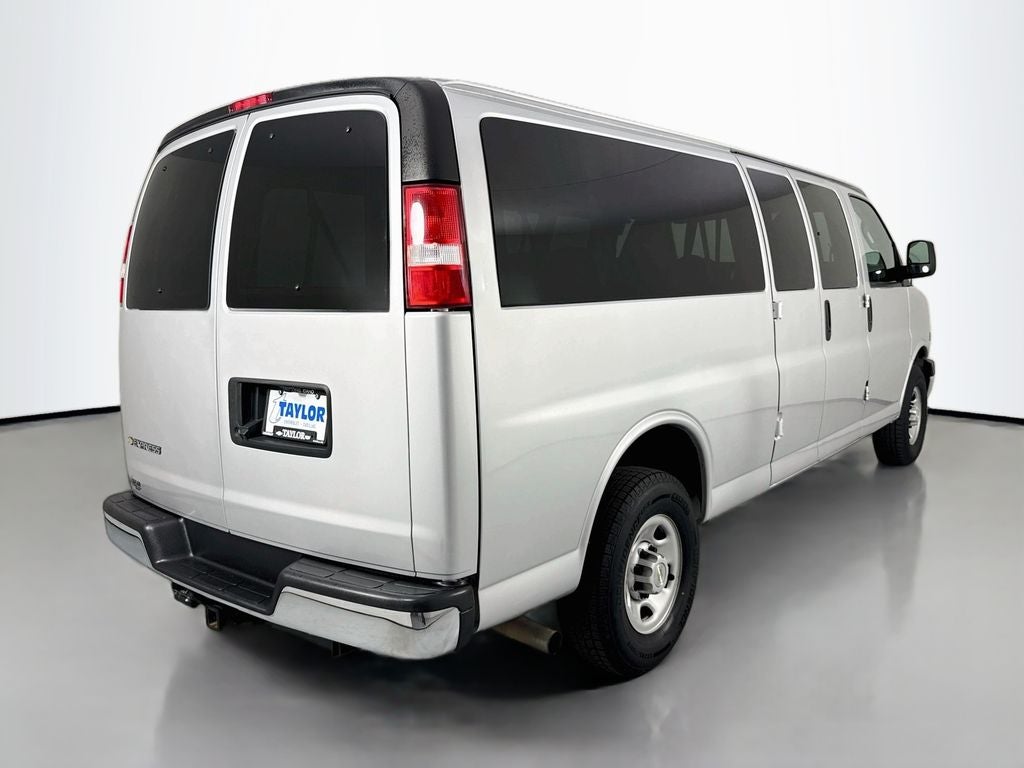 2023 Chevrolet Express Passenger 3500 1LS
