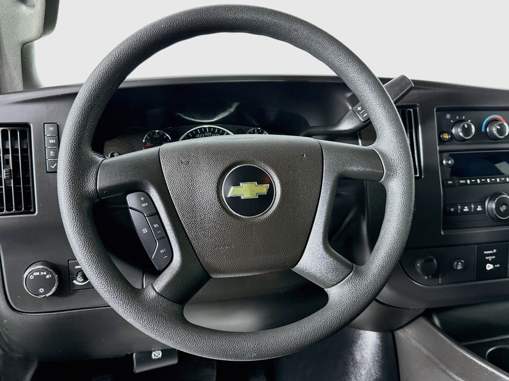 2024 Chevrolet Express Passenger 3500 1LT