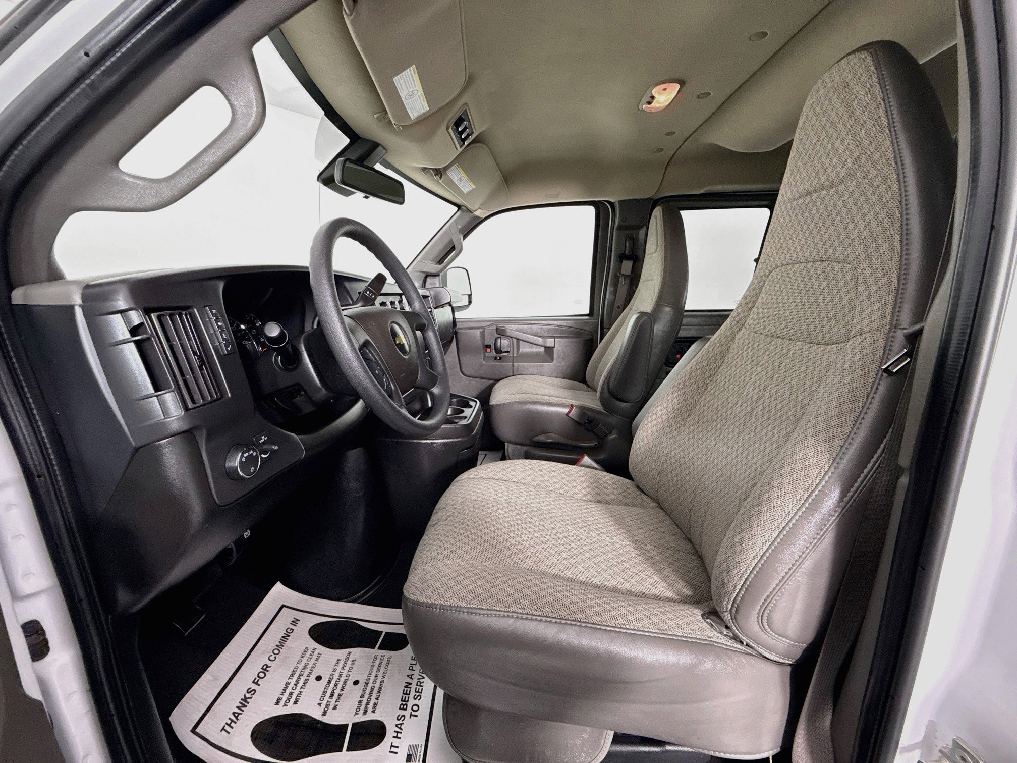 2024 Chevrolet Express Passenger 3500 1LT
