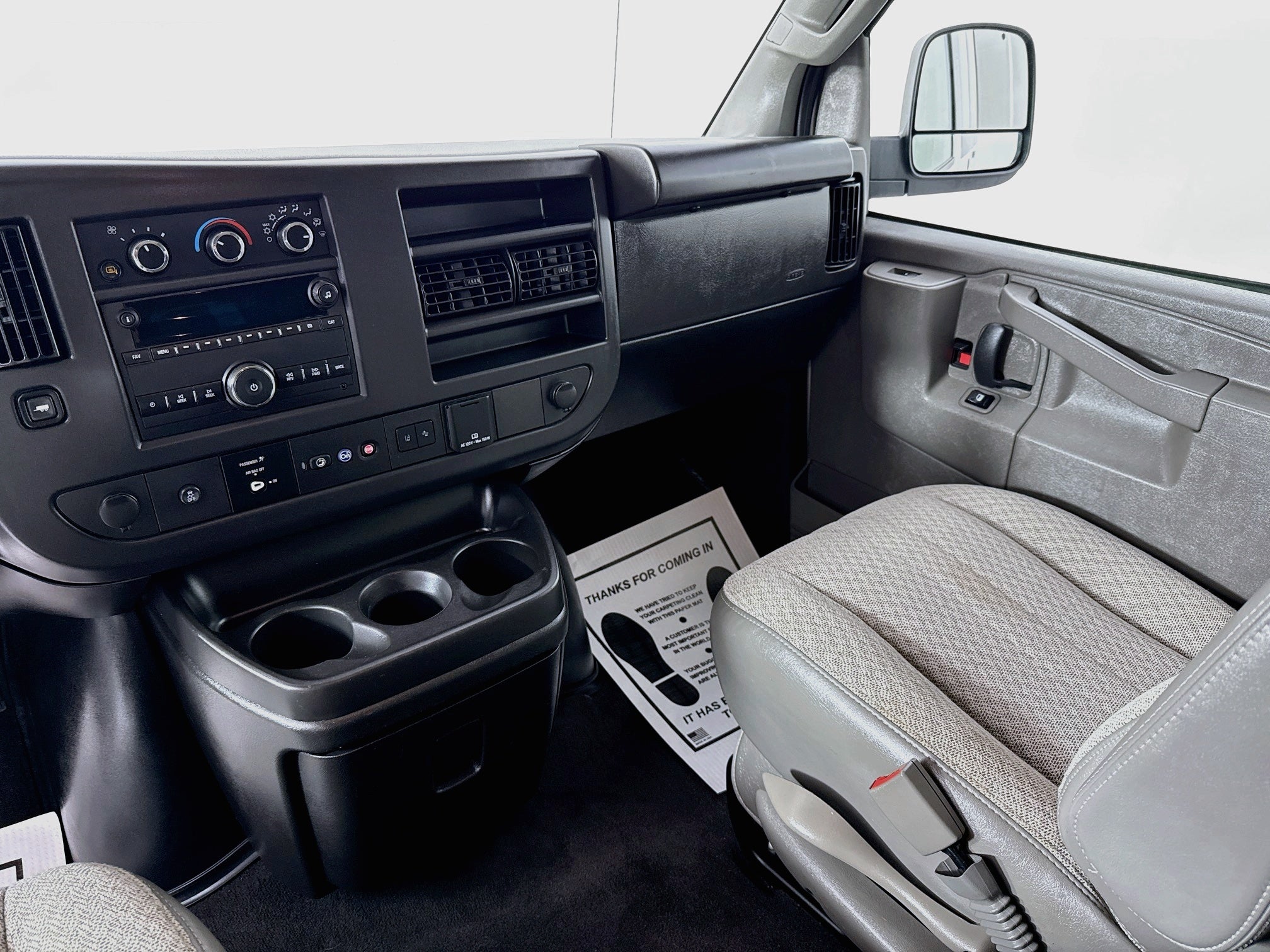 2024 Chevrolet Express Passenger 3500 1LT