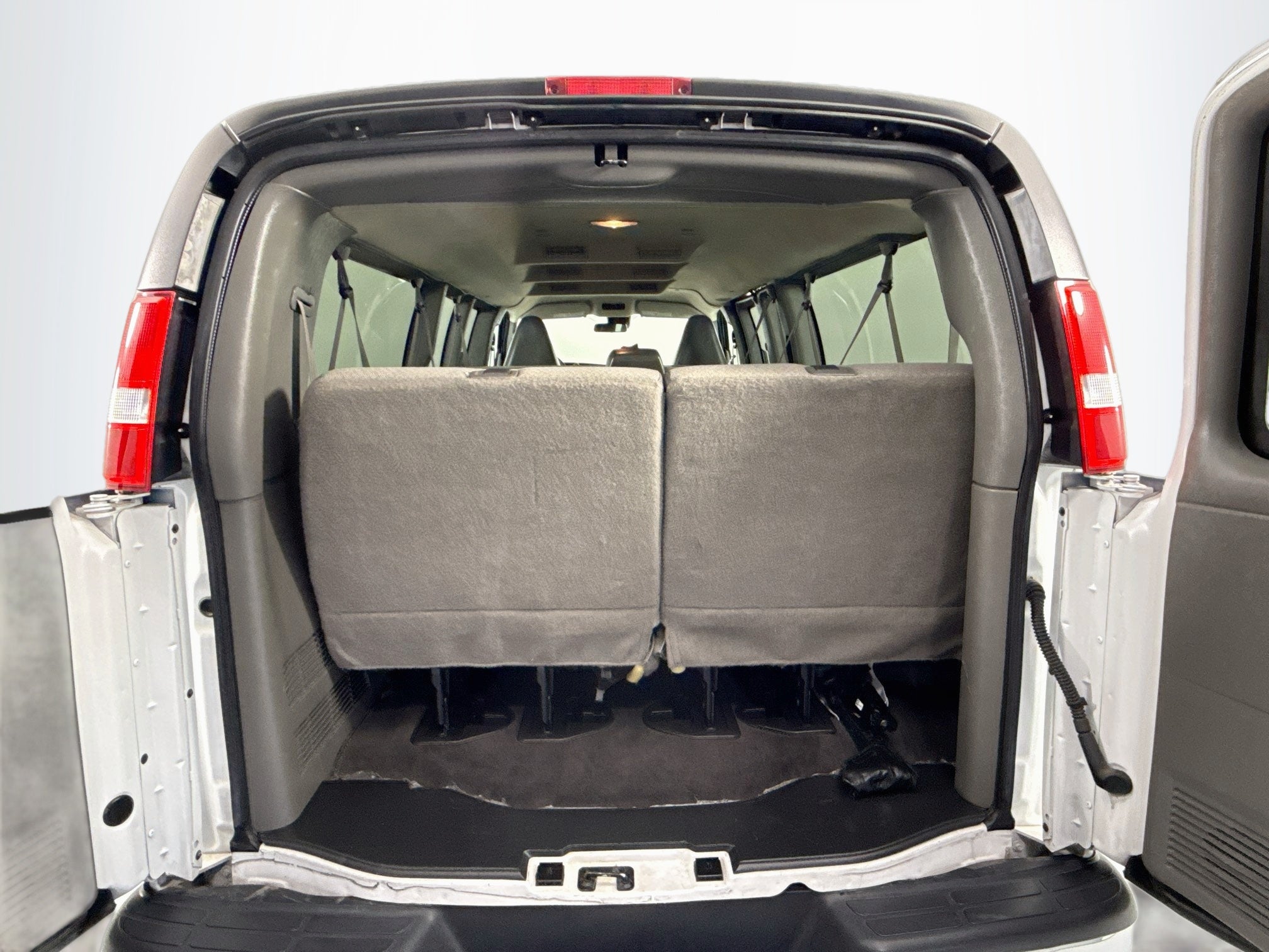 2024 Chevrolet Express Passenger LT - Photo 22