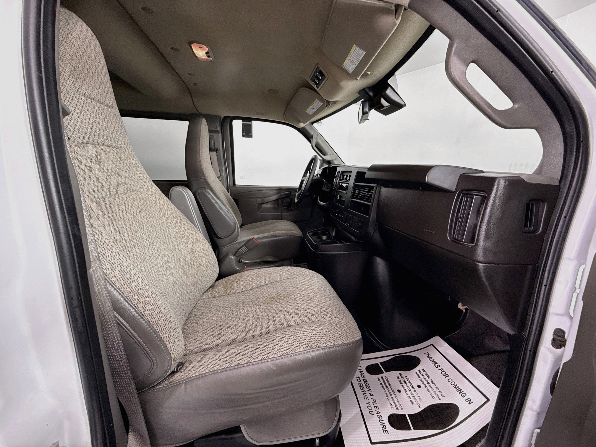 2024 Chevrolet Express Passenger 3500 1LT