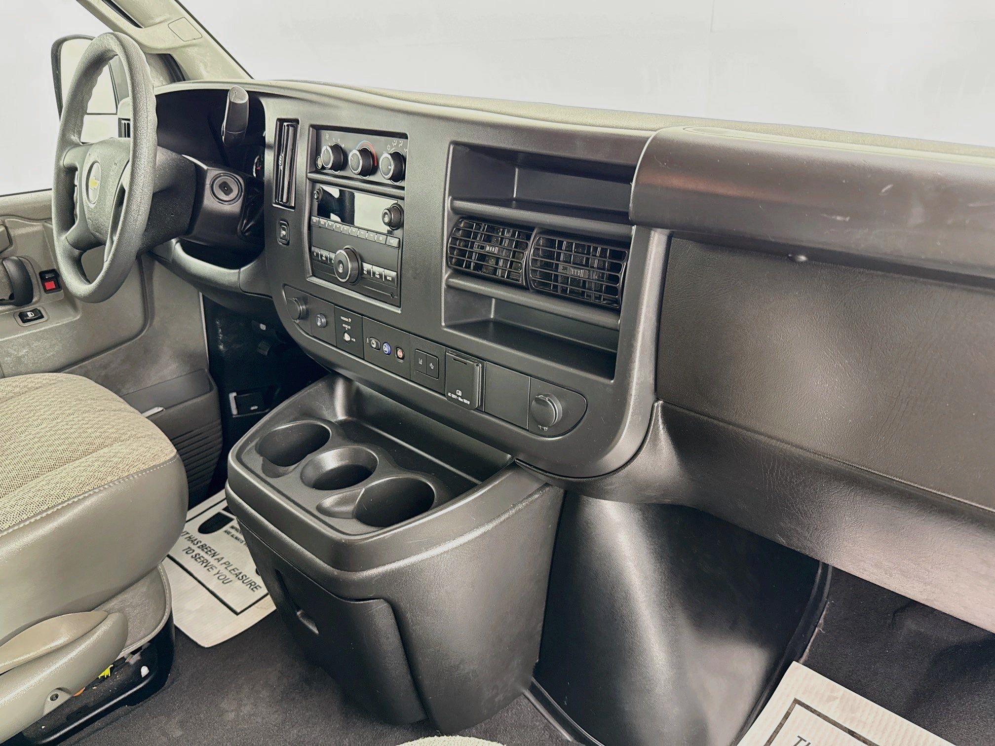 2024 Chevrolet Express Passenger LT - Photo 26