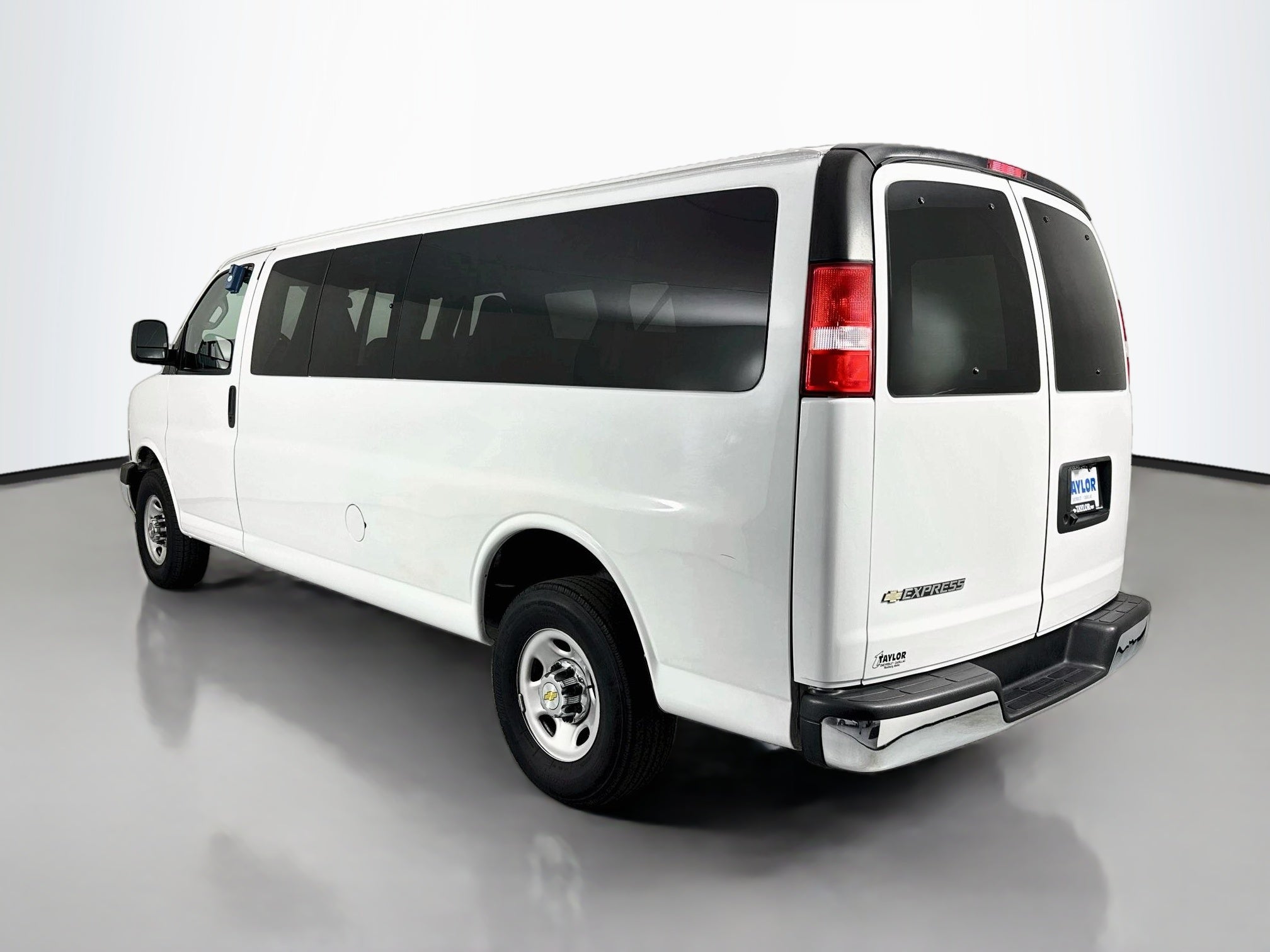 2024 Chevrolet Express Passenger 3500 1LT