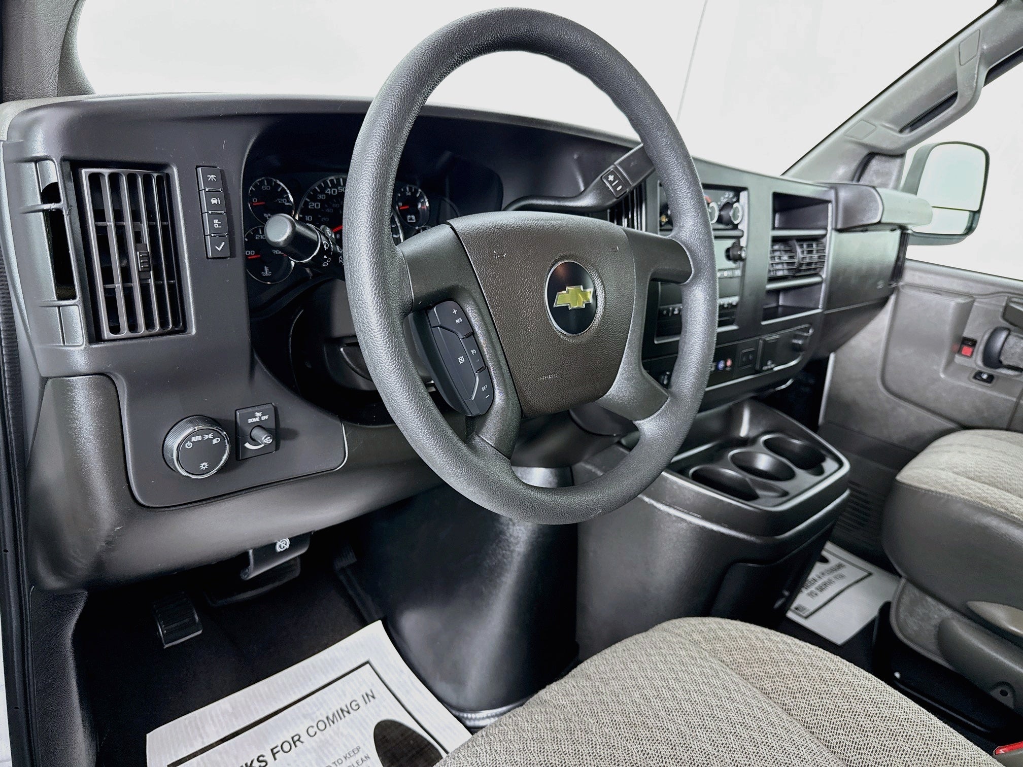2024 Chevrolet Express Passenger LT - Photo 9