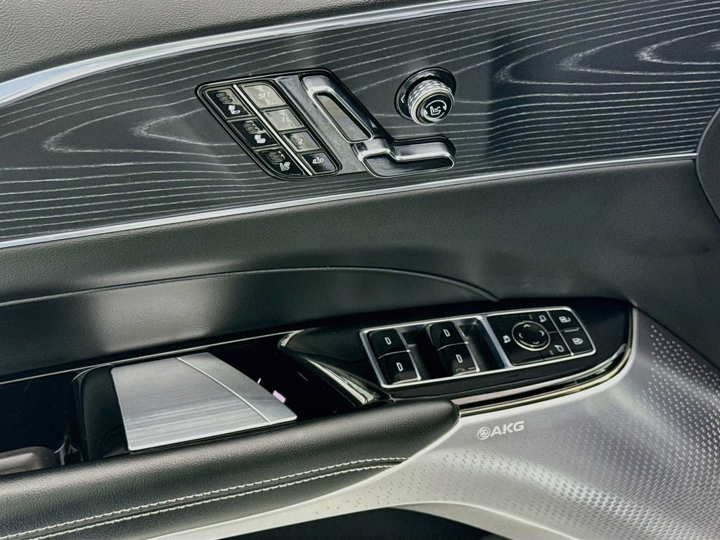 2024 Cadillac LYRIQ Luxury 2