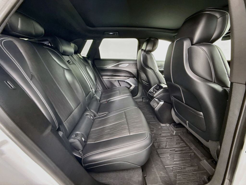 2024 Cadillac LYRIQ Luxury 2