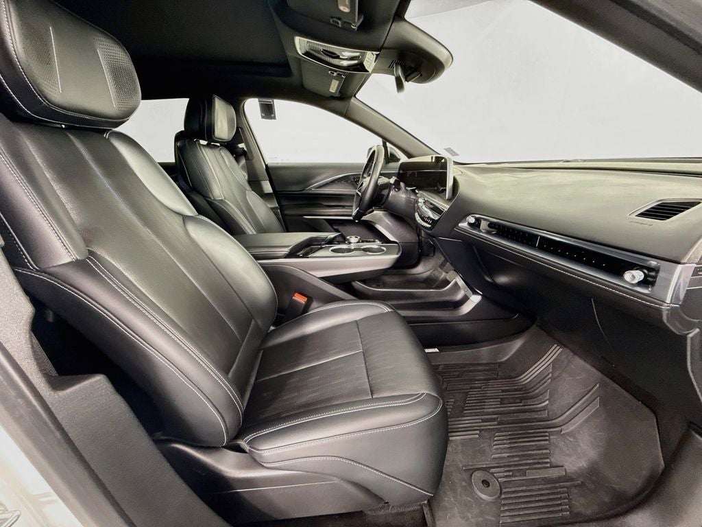 2024 Cadillac LYRIQ Luxury 2